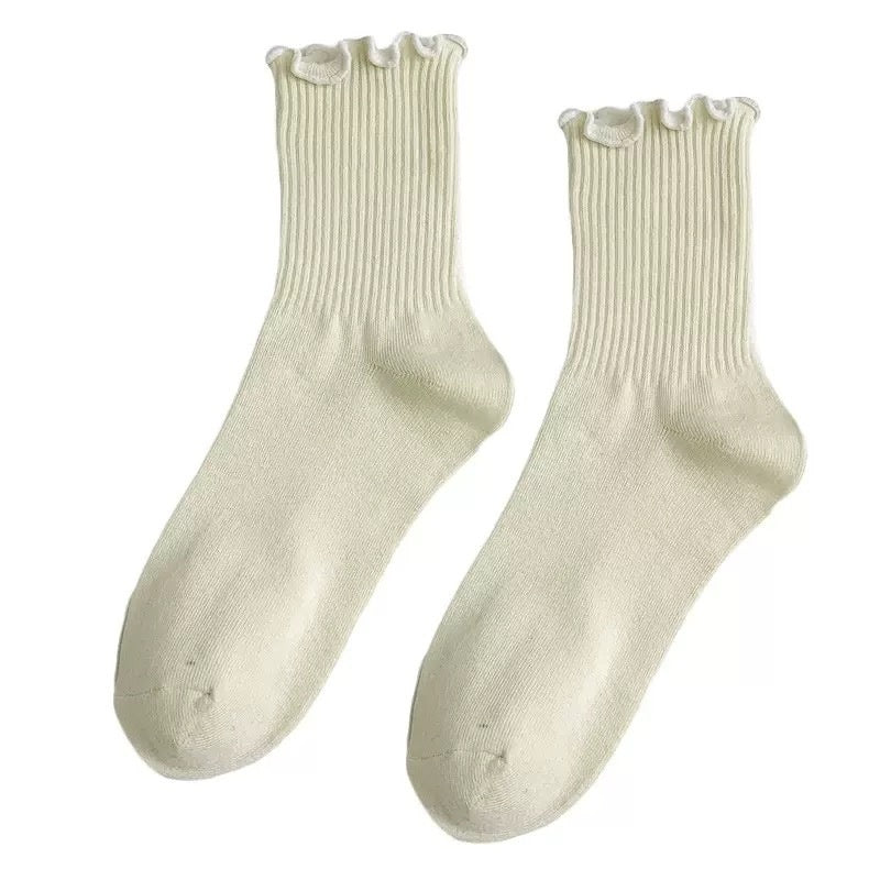 Baltos nėriniuotos kojinės „Mary Jane“ stiliumi – elegancija, komfortas ir universalumas