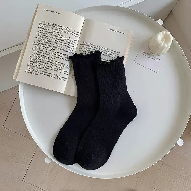 Baltos nėriniuotos kojinės „Mary Jane“ stiliumi – elegancija, komfortas ir universalumas