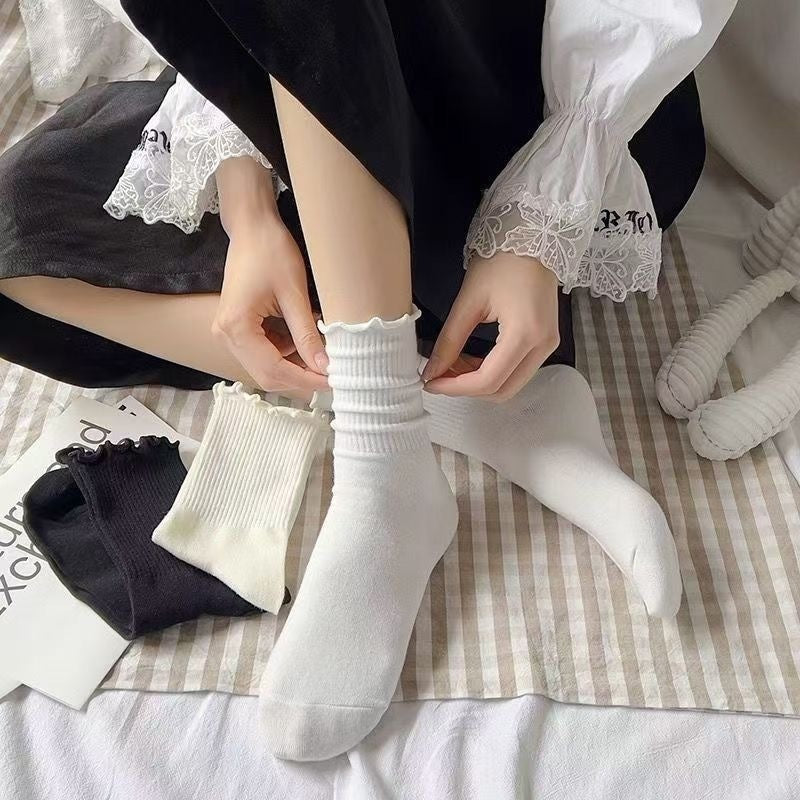 Baltos nėriniuotos kojinės „Mary Jane“ stiliumi – elegancija, komfortas ir universalumas