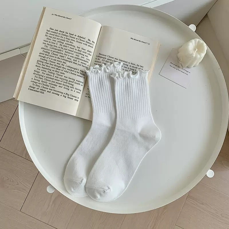 Baltos nėriniuotos kojinės „Mary Jane“ stiliumi – elegancija, komfortas ir universalumas